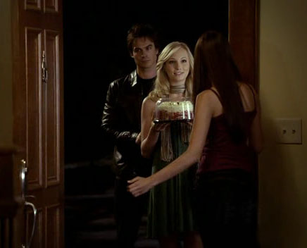 Дневники вампира 1 сезон 3 серия. Деймон и Кэролайн решили нежданчиком завалиться в гости. Хорошо хоть поесть с собой принесли.